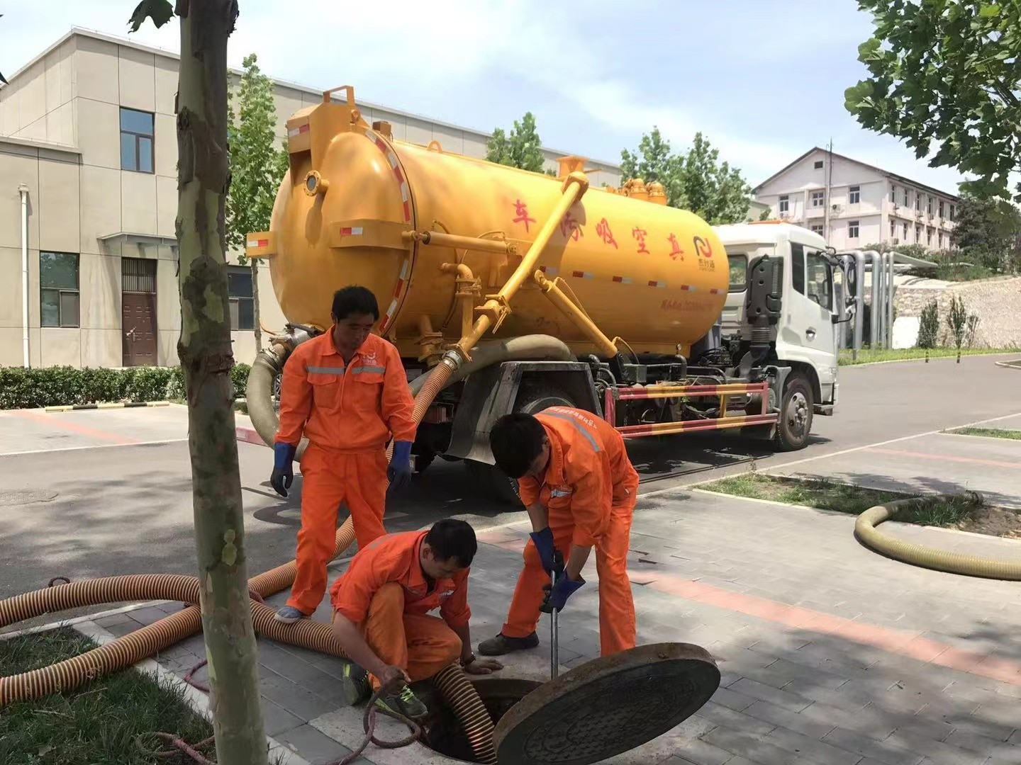 新田管道疏通车停在窨井附近