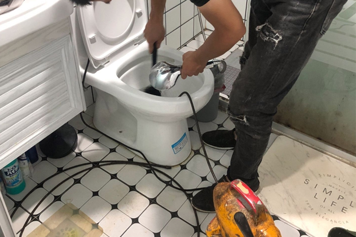 新田马桶堵塞自己疏通还是找师傅?专业上门服务让你省时更省心